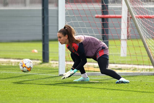 Ena Mahmutovic (FC Bayern Muenchen, 01) mit Ball, GER, FC Bayern Muenchen Frauen Abschlusstraining, Fussball, UEFA Womens Champions League, Saison 2026 2027, 21.09.2026, GER, FC Bayern Muenchen Frauen Abschlusstraining, Fussball, UEFA Womens Champions League, Saison 2026 2027, 21.09.2026 Muenchen Copyright: xEibner-Pressefoto JennixMaulx EP_JML