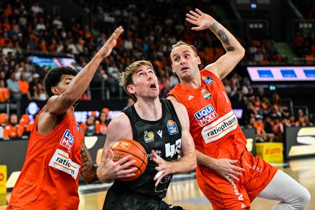 20.09.2026, GER, Basketball, Herren, easycredit Basketball Bundesliga, Saison 2026 2027, 1. Spieltag, ratiopharm Ulm vs MHP Riesen Ludwigsburg Ibi Watson (Ulm, 2), Tommy Rutherford (Ludwigsburg, 42), Devin Schmidt (Ulm, 8) Neu-Ulm ratiopharm Arena Bayern Deutschland Copyright: xNordphotox xHafnerx