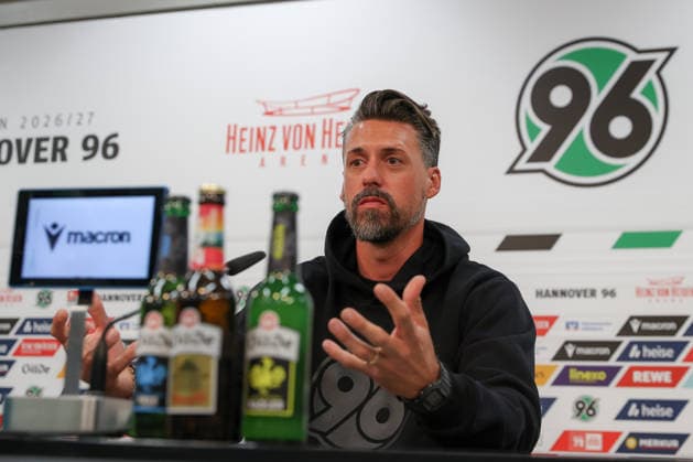 21.09.2026, xtgx, Fussball - 2.Bundesliga Hannover 96 - Pressekonferenz mit Trainer Sandro Wagner emspor, v.l. Sandro Wagner wird neuer Cheftrainer von Hannover 96, Portrait, Portraet, Einzelbild (DFL DFB REGULATIONS PROHIBIT ANY USE OF PHOTOGRAPHS as IMAGE SEQUENCES and or QUASI-VIDEO) Hannover