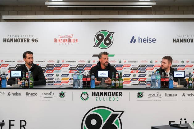 21.09.2026, xtgx, Fussball - 2.Bundesliga Hannover 96 - Pressekonferenz mit Trainer Sandro Wagner emspor, v.l. Jonas Boldt (Hannover, Geschäftsführer , Sandro Wagner (DFL DFB REGULATIONS PROHIBIT ANY USE OF PHOTOGRAPHS as IMAGE SEQUENCES and or QUASI-VIDEO) Hannover