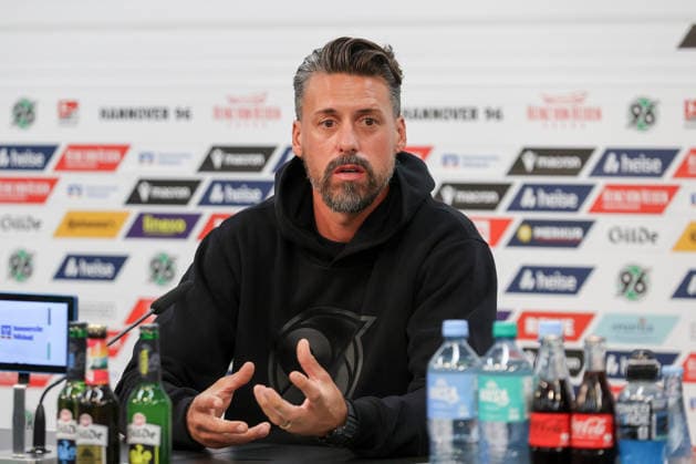 21.09.2026, xtgx, Fussball - 2.Bundesliga Hannover 96 - Pressekonferenz mit Trainer Sandro Wagner emspor, v.l. Sandro Wagner wird neuer Cheftrainer von Hannover 96, Portrait, Portraet, Einzelbild (DFL DFB REGULATIONS PROHIBIT ANY USE OF PHOTOGRAPHS as IMAGE SEQUENCES and or QUASI-VIDEO) Hannover