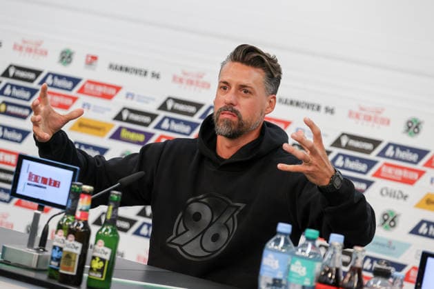 21.09.2026, xtgx, Fussball - 2.Bundesliga Hannover 96 - Pressekonferenz mit Trainer Sandro Wagner emspor, v.l. Sandro Wagner wird neuer Cheftrainer von Hannover 96, Portrait, Portraet, Einzelbild (DFL DFB REGULATIONS PROHIBIT ANY USE OF PHOTOGRAPHS as IMAGE SEQUENCES and or QUASI-VIDEO) Hannover