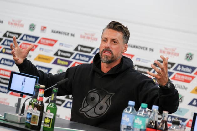 21.09.2026, xtgx, Fussball - 2.Bundesliga Hannover 96 - Pressekonferenz mit Trainer Sandro Wagner emspor, v.l. Sandro Wagner wird neuer Cheftrainer von Hannover 96, Portrait, Portraet, Einzelbild (DFL DFB REGULATIONS PROHIBIT ANY USE OF PHOTOGRAPHS as IMAGE SEQUENCES and or QUASI-VIDEO) Hannover
