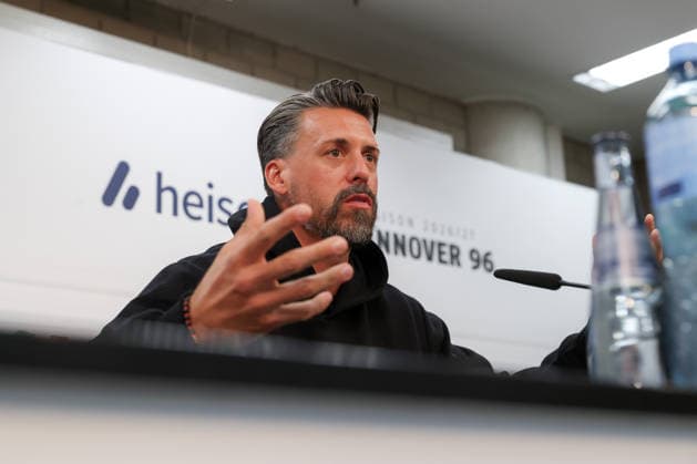 21.09.2026, xtgx, Fussball - 2.Bundesliga Hannover 96 - Pressekonferenz mit Trainer Sandro Wagner emspor, v.l. Sandro Wagner wird neuer Cheftrainer von Hannover 96, Portrait, Portraet, Einzelbild (DFL DFB REGULATIONS PROHIBIT ANY USE OF PHOTOGRAPHS as IMAGE SEQUENCES and or QUASI-VIDEO) Hannover