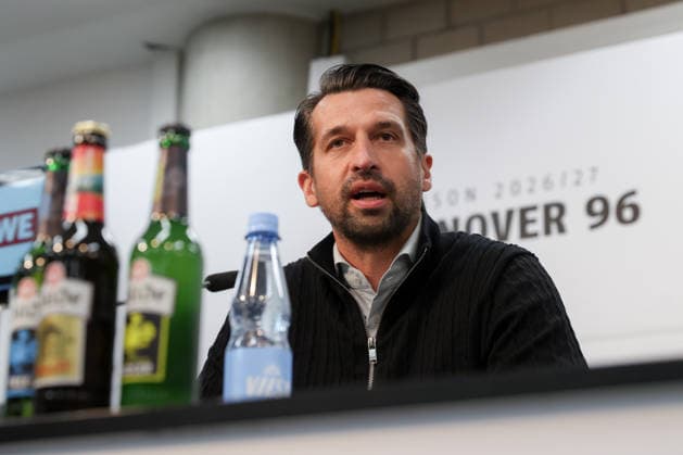 21.09.2026, xtgx, Fussball - 2.Bundesliga Hannover 96 - Pressekonferenz mit Trainer Sandro Wagner emspor, v.l. Jonas Boldt (Hannover, Geschäftsführer Portrait, Portraet, Einzelbild (DFL DFB REGULATIONS PROHIBIT ANY USE OF PHOTOGRAPHS as IMAGE SEQUENCES and or QUASI-VIDEO) Hannover