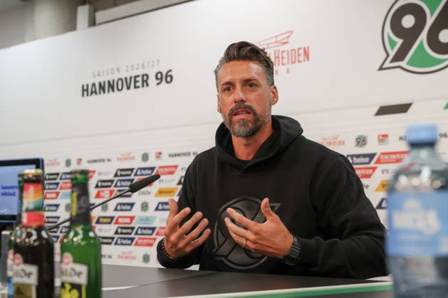21.09.2026, xtgx, Fussball - 2.Bundesliga Hannover 96 - Pressekonferenz mit Trainer Sandro Wagner emspor, v.l. Sandro Wagner wird neuer Cheftrainer bei Hannover 96 (DFL DFB REGULATIONS PROHIBIT ANY USE OF PHOTOGRAPHS as IMAGE SEQUENCES and or QUASI-VIDEO) Hannover