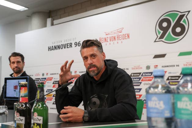 21.09.2026, xtgx, Fussball - 2.Bundesliga Hannover 96 - Pressekonferenz mit Trainer Sandro Wagner emspor, v.l. Sandro Wagner wird neuer Cheftrainer bei Hannover 96 (DFL DFB REGULATIONS PROHIBIT ANY USE OF PHOTOGRAPHS as IMAGE SEQUENCES and or QUASI-VIDEO) Hannover
