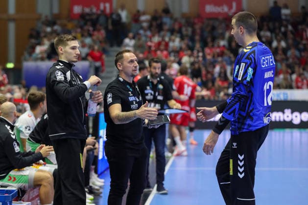 20.09.2026, xgox, Handball - Opel HBL MT Melsungen - SC Magdeburg emspor, v.l. Dominik Kuzmanovic (Magdeburg, 1), Dino Spiranec (Magdeburg, Torwarttrainer), Matej Mandic (Magdeburg, 12) Kassel
