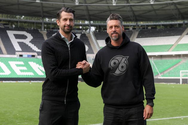 21.09.2026, xtgx, Fussball - 2.Bundesliga Hannover 96 - Pressekonferenz mit Trainer Sandro Wagner emspor, v.l. Jonas Boldt (Hannover, Geschäftsführer und Sandro Wagner (Hannover, Trainer) (DFL DFB REGULATIONS PROHIBIT ANY USE OF PHOTOGRAPHS as IMAGE SEQUENCES and or QUASI-VIDEO) Hannover