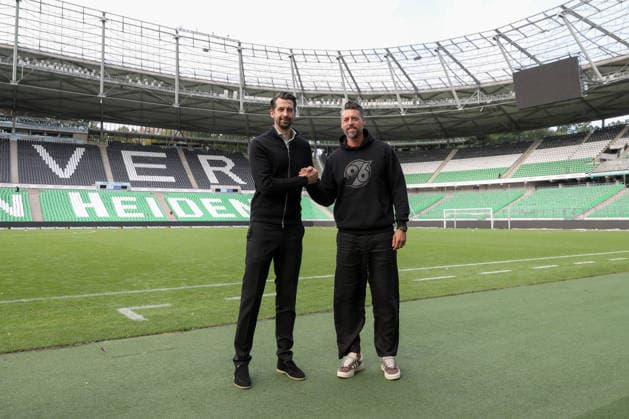 21.09.2026, xtgx, Fussball - 2.Bundesliga Hannover 96 - Pressekonferenz mit Trainer Sandro Wagner emspor, v.l. Jonas Boldt (Hannover, Geschäftsführer und Sandro Wagner (Hannover, Trainer) (DFL DFB REGULATIONS PROHIBIT ANY USE OF PHOTOGRAPHS as IMAGE SEQUENCES and or QUASI-VIDEO) Hannover