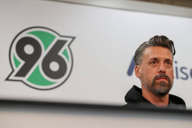 21.09.2026, xtgx, Fussball - 2.Bundesliga Hannover 96 - Pressekonferenz mit Trainer Sandro Wagner emspor, v.l. Sandro Wagner wird neuer Cheftrainer von Hannover 96, Portrait, Portraet, Einzelbild (DFL DFB REGULATIONS PROHIBIT ANY USE OF PHOTOGRAPHS as IMAGE SEQUENCES and or QUASI-VIDEO) Hannover