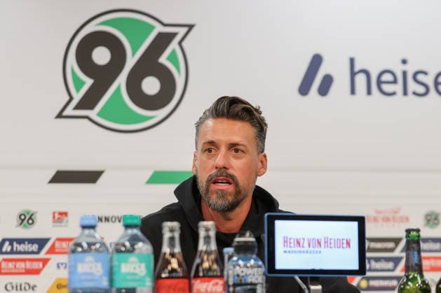 21.09.2026, xtgx, Fussball - 2.Bundesliga Hannover 96 - Pressekonferenz mit Trainer Sandro Wagner emspor, v.l. Sandro Wagner wird neuer Cheftrainer von Hannover 96, Portrait, Portraet, Einzelbild (DFL DFB REGULATIONS PROHIBIT ANY USE OF PHOTOGRAPHS as IMAGE SEQUENCES and or QUASI-VIDEO) Hannover