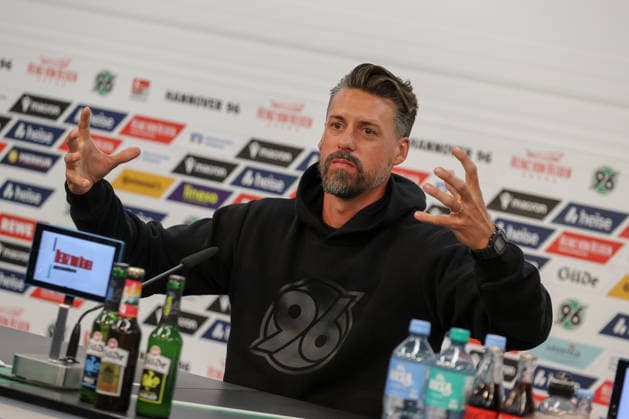21.09.2026, xtgx, Fussball - 2.Bundesliga Hannover 96 - Pressekonferenz mit Trainer Sandro Wagner emspor, v.l. Sandro Wagner wird neuer Cheftrainer von Hannover 96, Portrait, Portraet, Einzelbild (DFL DFB REGULATIONS PROHIBIT ANY USE OF PHOTOGRAPHS as IMAGE SEQUENCES and or QUASI-VIDEO) Hannover