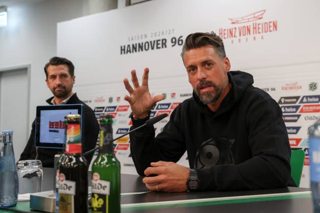 21.09.2026, xtgx, Fussball - 2.Bundesliga Hannover 96 - Pressekonferenz mit Trainer Sandro Wagner emspor, v.l. Sandro Wagner wird neuer Cheftrainer von Hannover 96, Portrait, Portraet, Einzelbild (DFL DFB REGULATIONS PROHIBIT ANY USE OF PHOTOGRAPHS as IMAGE SEQUENCES and or QUASI-VIDEO) Hannover