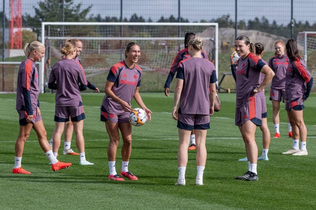 Jana Kappes (FC Bayern Muenchen Frauen, 45) in der Mitte scheint Spass zu haben FC Bayern Muenchen Frauen, Fussball, Google Pixel Frauen-Bundesliga, Abschlusstraining vor Champions League, Saison 2026 2027, 21.09.2026. Foto: HMB Media Franz Feiner Copyright: HMBxMedia FranzxFeiner