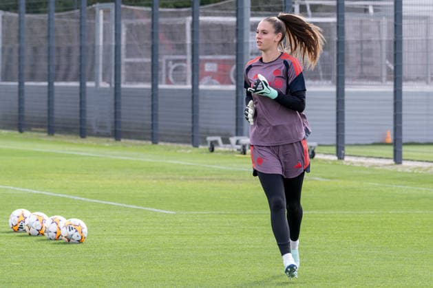 Ena Mahmutovic (Torfrau, FC Bayern Muenchen Frauen, 01) macht sich warm FC Bayern Muenchen Frauen, Fussball, Google Pixel Frauen-Bundesliga, Abschlusstraining vor Champions League, Saison 2026 2027, 21.09.2026. Foto: HMB Media Franz Feiner Copyright: HMBxMedia FranzxFeiner