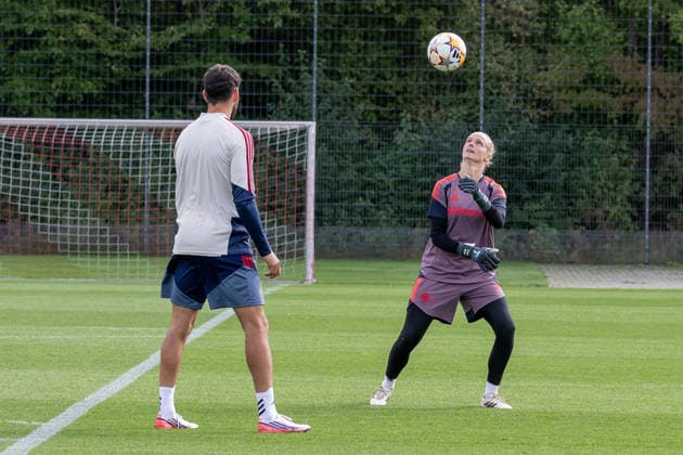 Anna Klink (Torfrau, FC Bayern Muenchen Frauen, 38) mit Michael Netolitzky (Torwarttrainer, FC Bayern Muenchen Frauen) FC Bayern Muenchen Frauen, Fussball, Google Pixel Frauen-Bundesliga, Abschlusstraining vor Champions League, Saison 2026 2027, 21.09.2026. Foto: HMB Media Franz Feiner Copyright: HMBxMedia FranzxFeiner