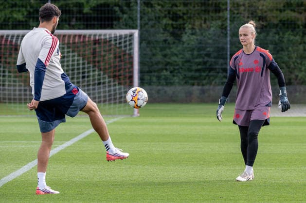 Anna Klink (Torfrau, FC Bayern Muenchen Frauen, 38) mit Michael Netolitzky (Torwarttrainer, FC Bayern Muenchen Frauen) FC Bayern Muenchen Frauen, Fussball, Google Pixel Frauen-Bundesliga, Abschlusstraining vor Champions League, Saison 2026 2027, 21.09.2026. Foto: HMB Media Franz Feiner Copyright: HMBxMedia FranzxFeiner