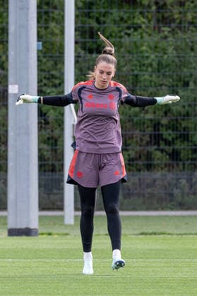 Ena Mahmutovic (Torfrau, FC Bayern Muenchen Frauen, 01) macht sich warm FC Bayern Muenchen Frauen, Fussball, Google Pixel Frauen-Bundesliga, Abschlusstraining vor Champions League, Saison 2026 2027, 21.09.2026. Foto: HMB Media Franz Feiner Copyright: HMBxMedia FranzxFeiner