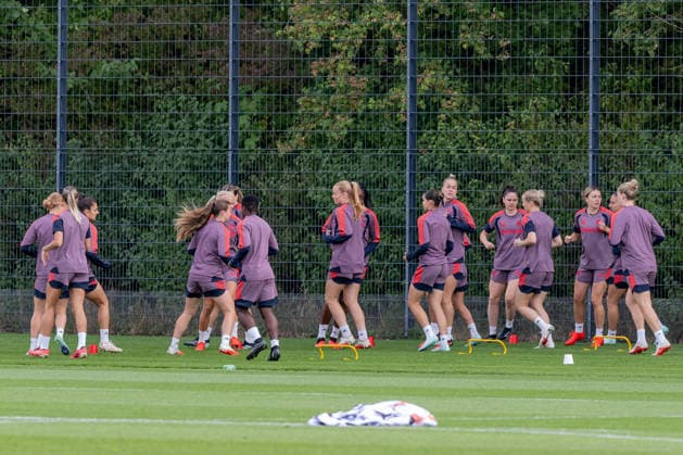 Warmlaufen der Spielerinnen FC Bayern Muenchen Frauen, Fussball, Google Pixel Frauen-Bundesliga, Abschlusstraining vor Champions League, Saison 2026 2027, 21.09.2026. Foto: HMB Media Franz Feiner Copyright: HMBxMedia FranzxFeiner
