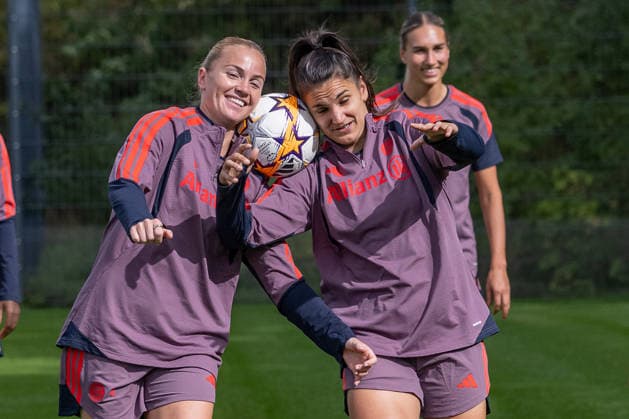 Glodis Perla Viggosdottir (FC Bayern Muenchen Frauen, 04) und Jovana Damnjanovic (FC Bayern Muenchen Frauen, 09) haben viel Spass FC Bayern Muenchen Frauen, Fussball, Google Pixel Frauen-Bundesliga, Abschlusstraining vor Champions League, Saison 2026 2027, 21.09.2026. Foto: HMB Media Franz Feiner Copyright: HMBxMedia FranzxFeiner