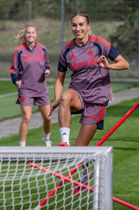 Jana Kappes (FC Bayern Muenchen Frauen, 45) beim Sprung ueber ein Hindernis FC Bayern Muenchen Frauen, Fussball, Google Pixel Frauen-Bundesliga, Abschlusstraining vor Champions League, Saison 2026 2027, 21.09.2026. Foto: HMB Media Franz Feiner Copyright: HMBxMedia FranzxFeiner