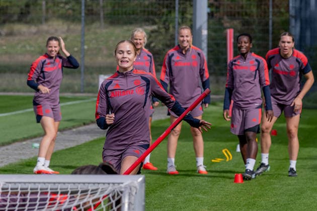 Sophie Proost (FC Bayern Muenchen Frauen, 23) hat viel Spass FC Bayern Muenchen Frauen, Fussball, Google Pixel Frauen-Bundesliga, Abschlusstraining vor Champions League, Saison 2026 2027, 21.09.2026. Foto: HMB Media Franz Feiner Copyright: HMBxMedia FranzxFeiner
