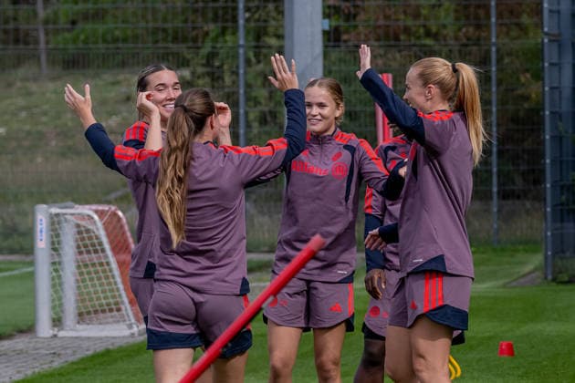 Vanessa Gilles (FC Bayern Muenchen Frauen, 02), Sarah Mattner-Trembleau (FC Bayern Muenchen Frauen, 11), Sophie Proost (FC Bayern Muenchen Frauen, 23) und Glodis Perla Viggosdottir (FC Bayern Muenchen Frauen, 04) beim Abklatschen FC Bayern Muenchen Frauen, Fussball, Google Pixel Frauen-Bundesliga, Abschlusstraining vor Champions League, Saison 2026 2027, 21.09.2026. Foto: HMB Media Franz Feiner Copyright: HMBxMedia FranzxFeiner