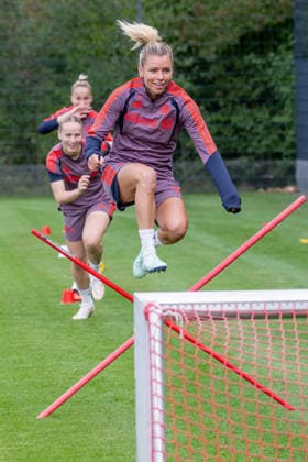 Linda Dallmann (FC Bayern Muenchen Frauen, 10) beim Spung ueber ein Hindernis FC Bayern Muenchen Frauen, Fussball, Google Pixel Frauen-Bundesliga, Abschlusstraining vor Champions League, Saison 2026 2027, 21.09.2026. Foto: HMB Media Franz Feiner Copyright: HMBxMedia FranzxFeiner