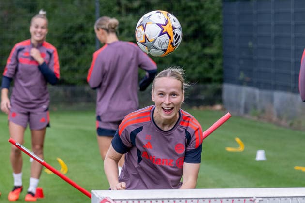 Franziska Kett (FC Bayern Muenchen Frauen, 20) hat den Ball im Blick FC Bayern Muenchen Frauen, Fussball, Google Pixel Frauen-Bundesliga, Abschlusstraining vor Champions League, Saison 2026 2027, 21.09.2026. Foto: HMB Media Franz Feiner Copyright: HMBxMedia FranzxFeiner