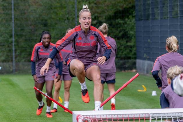 Giulia Gwinn (FC Bayern Muenchen Frauen, 07) beim Spung ueber ein Hindernis FC Bayern Muenchen Frauen, Fussball, Google Pixel Frauen-Bundesliga, Abschlusstraining vor Champions League, Saison 2026 2027, 21.09.2026. Foto: HMB Media Franz Feiner Copyright: HMBxMedia FranzxFeiner