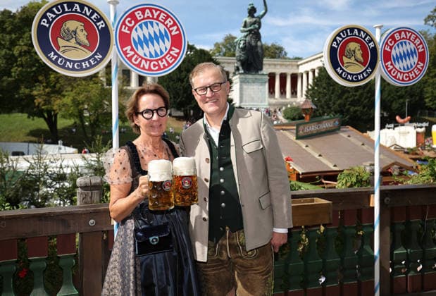 Der FC Bayern München auf dem Oktoberfest 2026 Jan-Christian Dreesen mit Ehefrau Elke am 20.09.2026 auf dem Oktoberfest in der Käfers Wiesen-Schänke auf der Theresienwiese in München Foto: FC Bayer München Der FC Bayern München auf dem Oktoberfest 2026