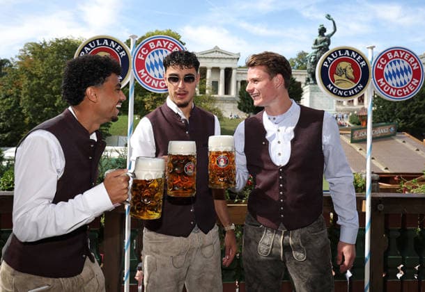 Der FC Bayern München auf dem Oktoberfest 2026 Nathaniel Brown, Aleksandar Pavlovic und Jonas Urbig am 20.09.2026 auf dem Oktoberfest in der Käfers Wiesen-Schänke auf der Theresienwiese in München Foto: FC Bayer München Der FC Bayern München auf dem Oktoberfest 2026