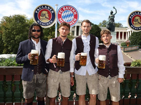 Der FC Bayern München auf dem Oktoberfest 2026 Serge Gnabry, Tom Bischof, Manuel Neuer und Lennart Karl am 20.09.2026 auf dem Oktoberfest in der Käfers Wiesen-Schänke auf der Theresienwiese in München Foto: FC Bayer München Der FC Bayern München auf dem Oktoberfest 2026