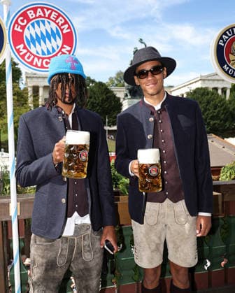 Der FC Bayern München auf dem Oktoberfest 2026 Michael Olise und Jamal Musiala am 20.09.2026 auf dem Oktoberfest in der Käfers Wiesen-Schänke auf der Theresienwiese in München Foto: FC Bayer München Der FC Bayern München auf dem Oktoberfest 2026