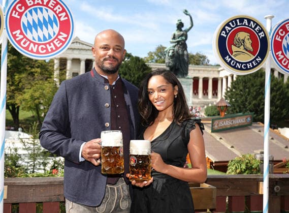 Der FC Bayern München auf dem Oktoberfest 2026 Vincent Kompany mit Ehefrau Carla am 20.09.2026 auf dem Oktoberfest in der Käfers Wiesen-Schänke auf der Theresienwiese in München Foto: FC Bayer München Der FC Bayern München auf dem Oktoberfest 2026