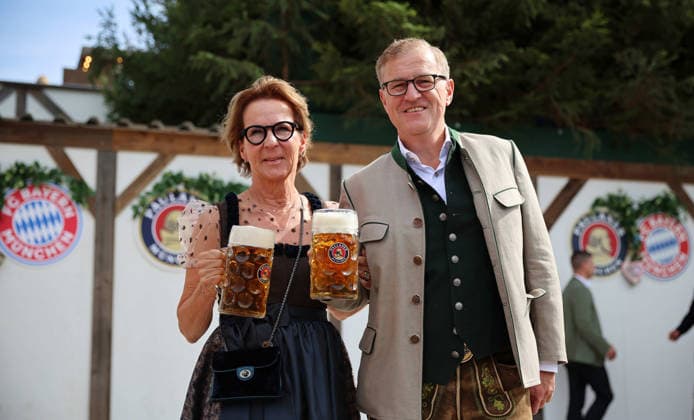 Der FC Bayern München auf dem Oktoberfest 2026 Jan-Christian Dreesen mit Ehefrau Elke 20.09.2026 auf dem Oktoberfest in der Käfers Wiesen-Schänke auf der Theresienwiese in München Foto: FC Bayer München Der FC Bayern München auf dem Oktoberfest 2026