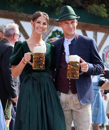 Der FC Bayern München auf dem Oktoberfest 2026 Joshua Kimmich mit Ehefrau Lina am 20.09.2026 auf dem Oktoberfest in der Käfers Wiesen-Schänke auf der Theresienwiese in München Foto: FC Bayer München Der FC Bayern München auf dem Oktoberfest 2026