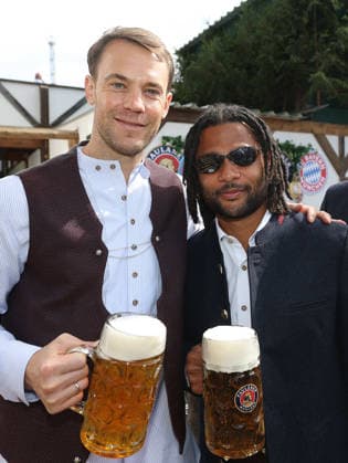 Der FC Bayern München auf dem Oktoberfest 2026 Manuel Neuer und Serge Gnabry am 20.09.2026 auf dem Oktoberfest in der Käfers Wiesen-Schänke auf der Theresienwiese in München Foto: FC Bayer München Der FC Bayern München auf dem Oktoberfest 2026
