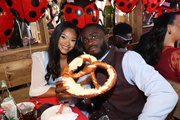 Der FC Bayern München auf dem Oktoberfest 2026 Dayot Upamecano mit Ehefrau Sydney am 20.09.2026 auf dem Oktoberfest in der Käfers Wiesen-Schänke auf der Theresienwiese in München Foto: FC Bayer München Der FC Bayern München auf dem Oktoberfest 2026