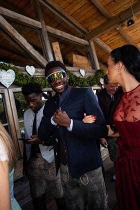 Der FC Bayern München auf dem Oktoberfest 2026 Alphonso Davies mit Ehefrau Sheyenne Jen am 20.09.2026 auf dem Oktoberfest in der Käfers Wiesen-Schänke auf der Theresienwiese in München Foto: FC Bayer München Der FC Bayern München auf dem Oktoberfest 2026