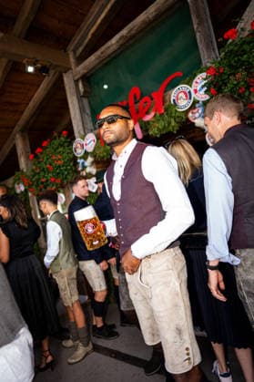 Der FC Bayern München auf dem Oktoberfest 2026 Jonathan Tah am 20.09.2026 auf dem Oktoberfest in der Käfers Wiesen-Schänke auf der Theresienwiese in München Foto: FC Bayer München Der FC Bayern München auf dem Oktoberfest 2026