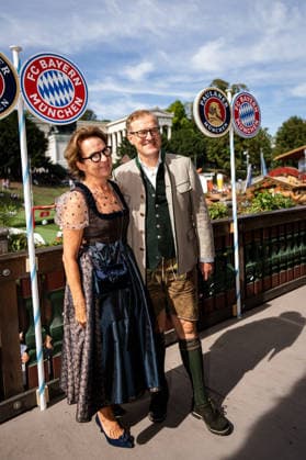 Der FC Bayern München auf dem Oktoberfest 2026 Jan-Christian Dreesen mit Ehefrau Elke 20.09.2026 auf dem Oktoberfest in der Käfers Wiesen-Schänke auf der Theresienwiese in München Foto: FC Bayer München Der FC Bayern München auf dem Oktoberfest 2026