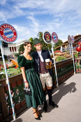 Der FC Bayern München auf dem Oktoberfest 2026 Joshua Kimmich mit Ehefrau Lina am 20.09.2026 auf dem Oktoberfest in der Käfers Wiesen-Schänke auf der Theresienwiese in München Foto: FC Bayer München Der FC Bayern München auf dem Oktoberfest 2026