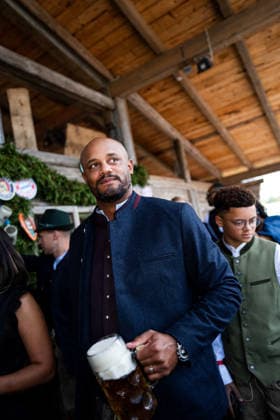 Der FC Bayern München auf dem Oktoberfest 2026 Vincent Kompany am 20.09.2026 auf dem Oktoberfest in der Käfers Wiesen-Schänke auf der Theresienwiese in München Foto: FC Bayer München Der FC Bayern München auf dem Oktoberfest 2026