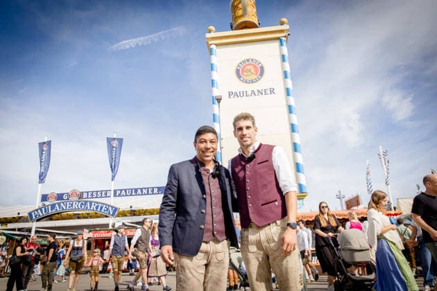 Der FC Bayern München auf dem Oktoberfest 2026 Giovane Elber und Javi Martinez am 20.09.2026 auf dem Oktoberfest in der Käfers Wiesen-Schänke auf der Theresienwiese in München Foto: FC Bayer München Der FC Bayern München auf dem Oktoberfest 2026