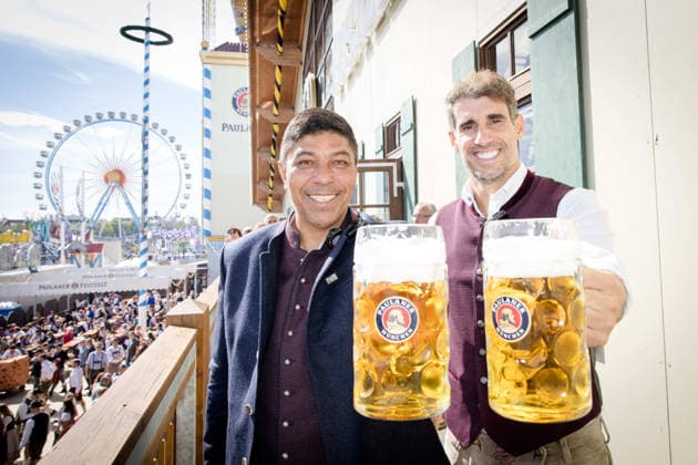 Der FC Bayern München auf dem Oktoberfest 2026 Giovane Elber und Javi Martinez am 20.09.2026 auf dem Oktoberfest in der Käfers Wiesen-Schänke auf der Theresienwiese in München Foto: FC Bayer München Der FC Bayern München auf dem Oktoberfest 2026