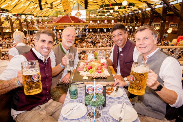 Der FC Bayern München auf dem Oktoberfest 2026 Javi Martinez, Giovane Elber und Thomas Helmer am 20.09.2026 auf dem Oktoberfest in der Käfers Wiesen-Schänke auf der Theresienwiese in München Foto: FC Bayer München Der FC Bayern München auf dem Oktoberfest 2026