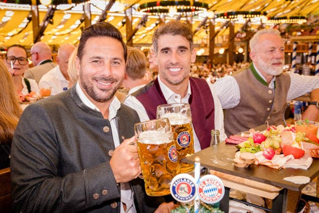 Der FC Bayern München auf dem Oktoberfest 2026 Claudio Pizarro und Javi Martinez am 20.09.2026 auf dem Oktoberfest in der Käfers Wiesen-Schänke auf der Theresienwiese in München Foto: FC Bayer München Der FC Bayern München auf dem Oktoberfest 2026
