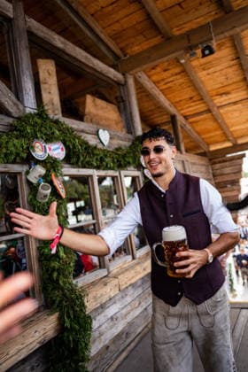 Der FC Bayern München auf dem Oktoberfest 2026 Aleksandar Pavlovic am 20.09.2026 auf dem Oktoberfest in der Käfers Wiesen-Schänke auf der Theresienwiese in München Foto: FC Bayer München Der FC Bayern München auf dem Oktoberfest 2026